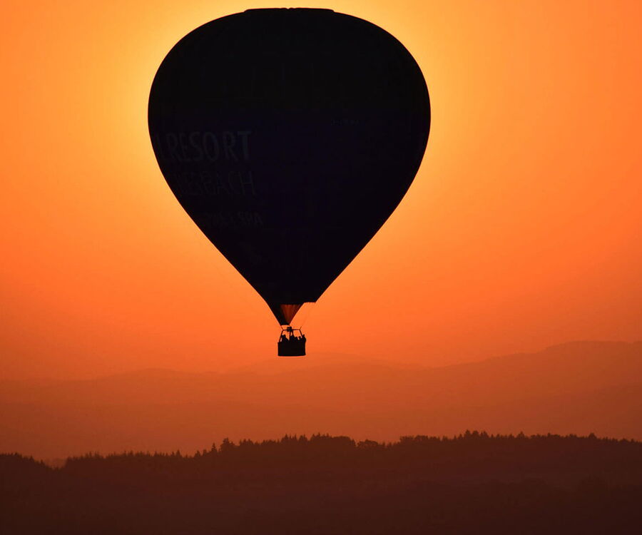 Ballonfahrt vor Abendrot in Niederbayern