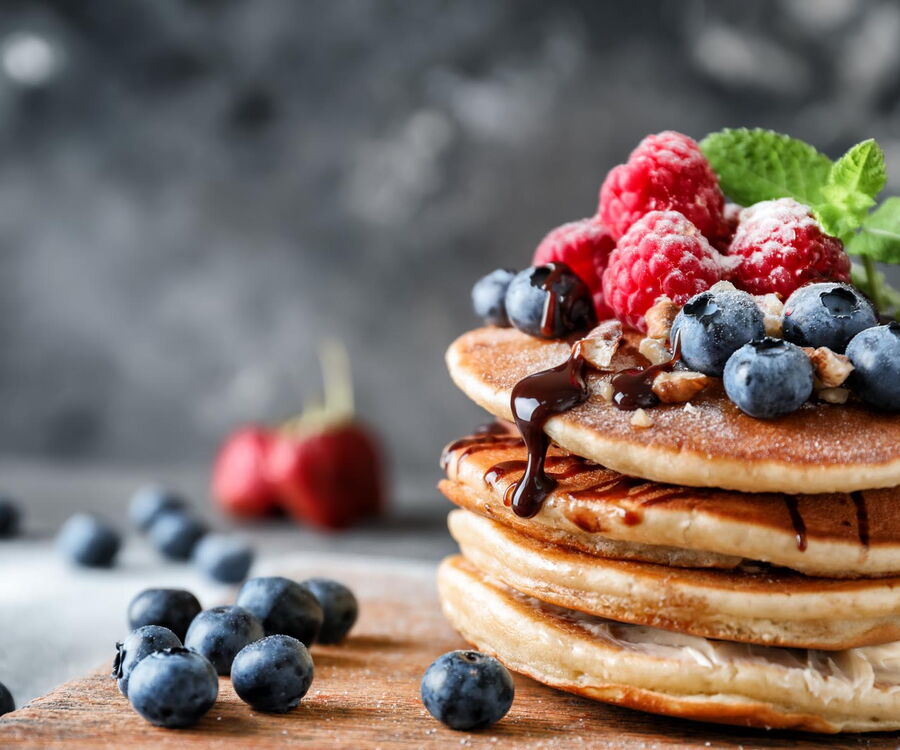 Pancakes mit Beeren beim Frühstück im Das Aunhamer