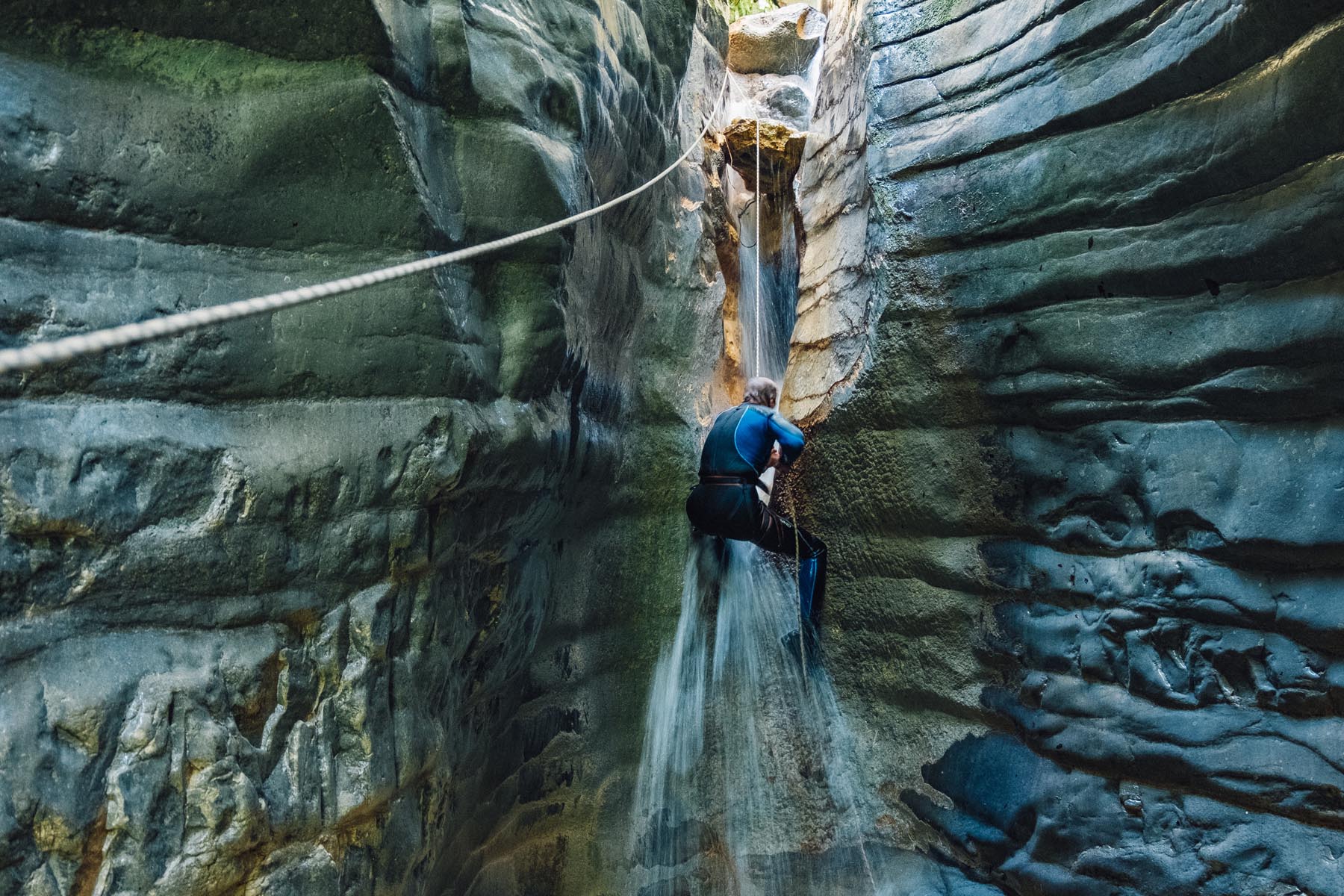 Mann beim Canyoning in Niederbayern
