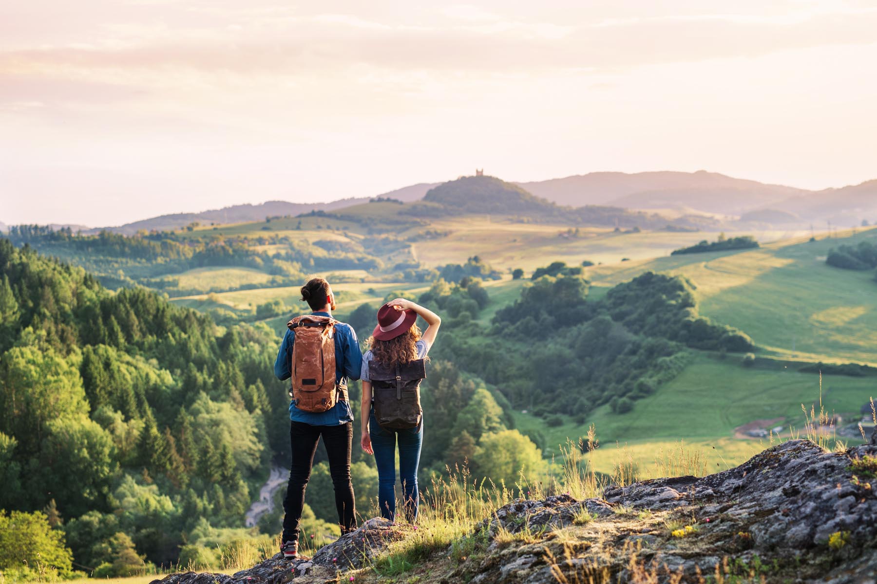 Paar beim Wandern in Niederbayern