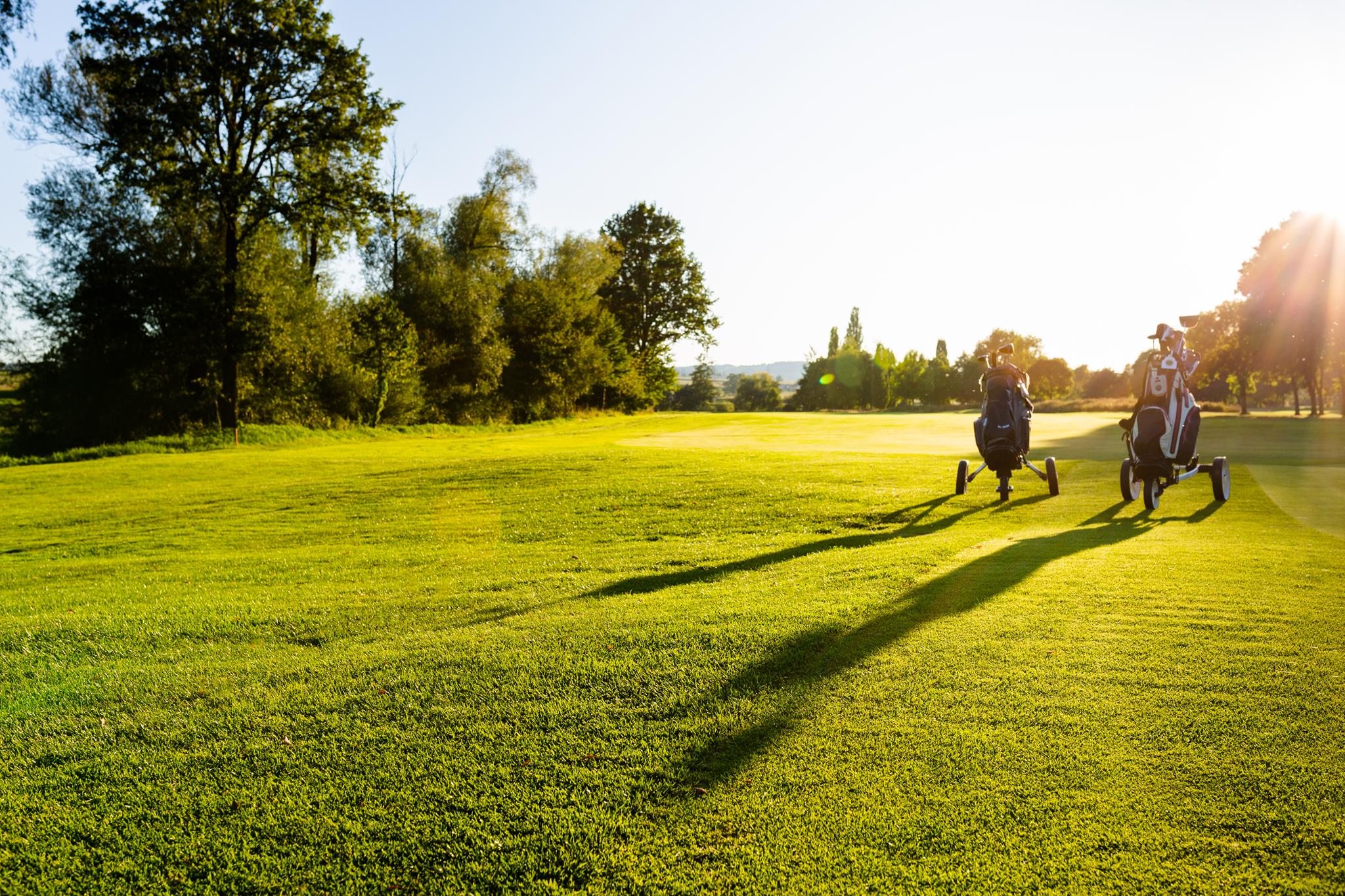 Zwei Golfcaddies auf dem Golfplatz Sagmühle Rottal Inn